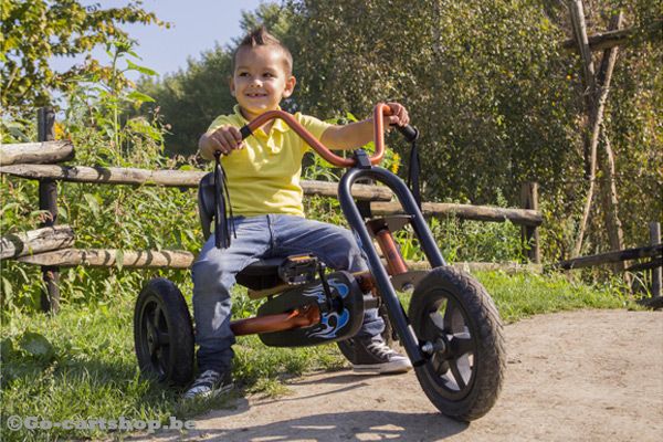 Dankzij de luchtbanden heb je een goede grip op hobbelige paden.