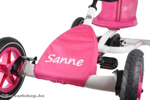 Roze go-cart spoiler met eigen naam.