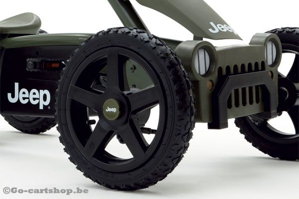Stoere Jeep wielen met noppen.