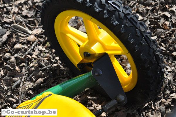 Kogelgelagerde wielen met luchtbanden.