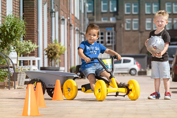 Optioneel: stoere aanhanger om te koppelen aan uw go-cart.