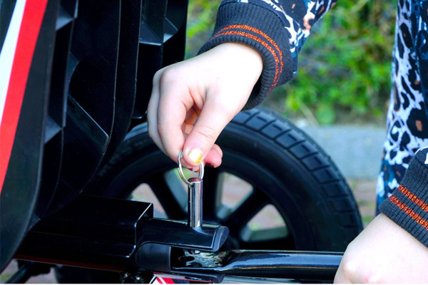 Koppel de aanhanger aan de Spider Race