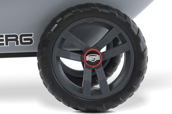 Met luchtbanden en stoere velgen.