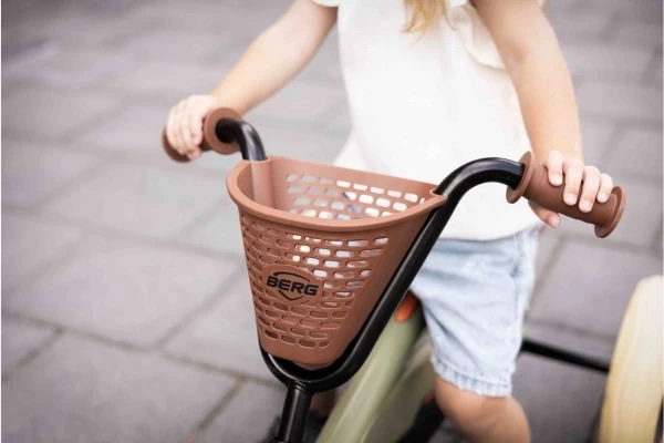 Met bruine mand voorop