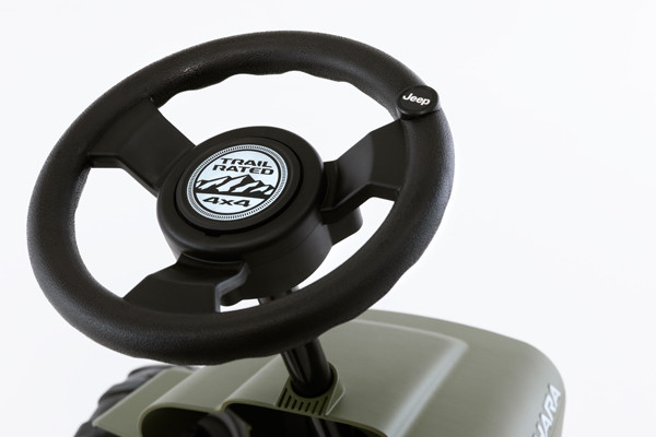 Met verstelbaar tractor stuur met draaiknop.