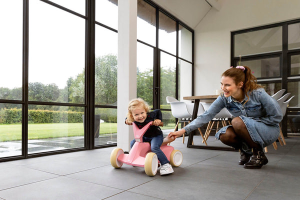 Loopauto en skelter ineen.